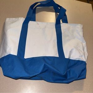 Blue and white large tote bag, zipper closure